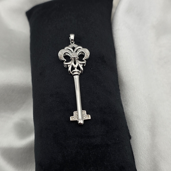 Elegant Luxury Sterling Silver 925 Fleur De Lis Key Pendant
